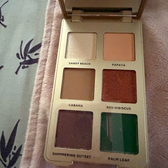 Natural Oasis by Bare Minerals makeup eye shadow black eyeliner and blush - Picture 1 of 3